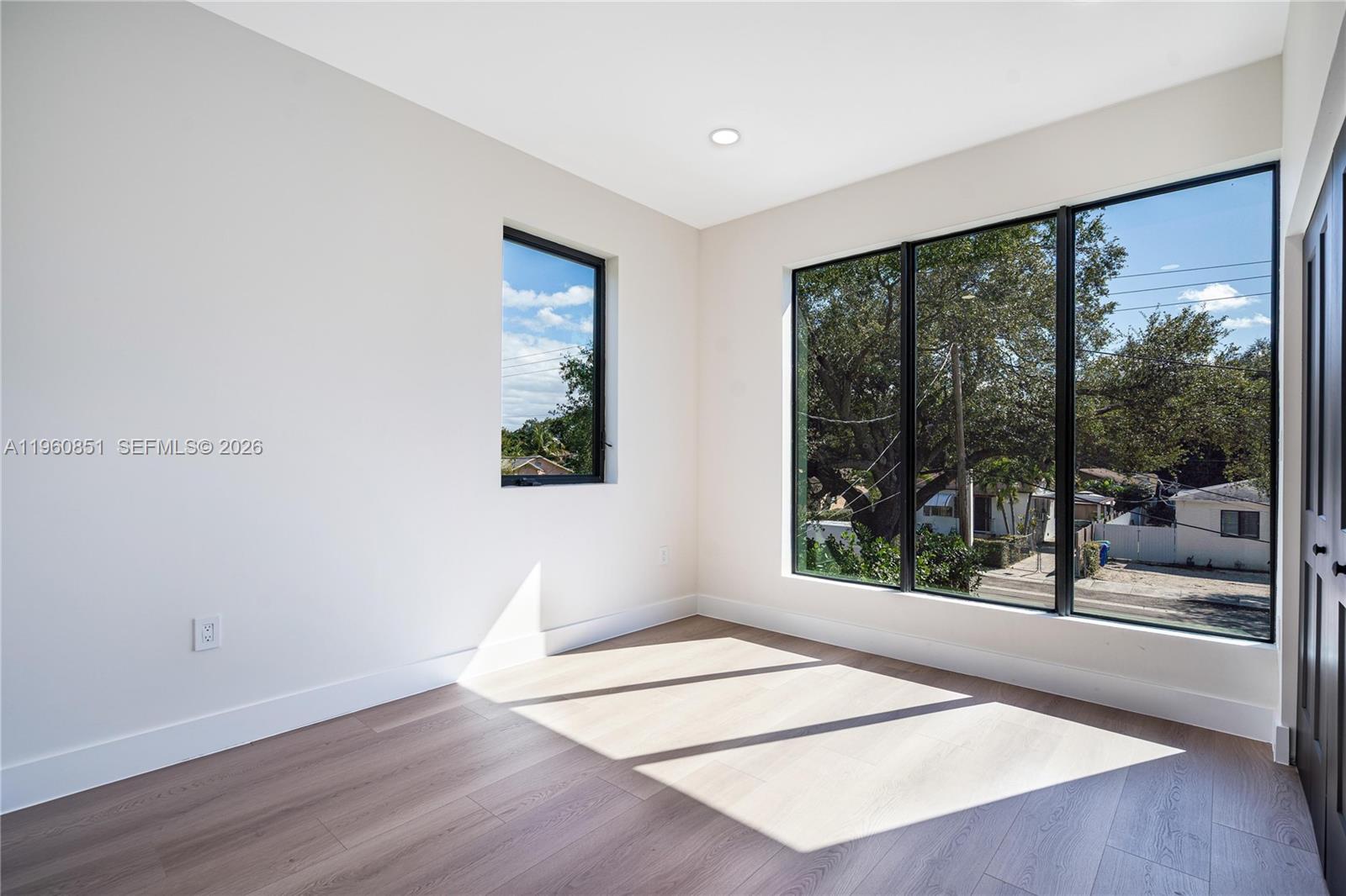   /  4900 кв.футов $ 2026-02-06 0 Фото