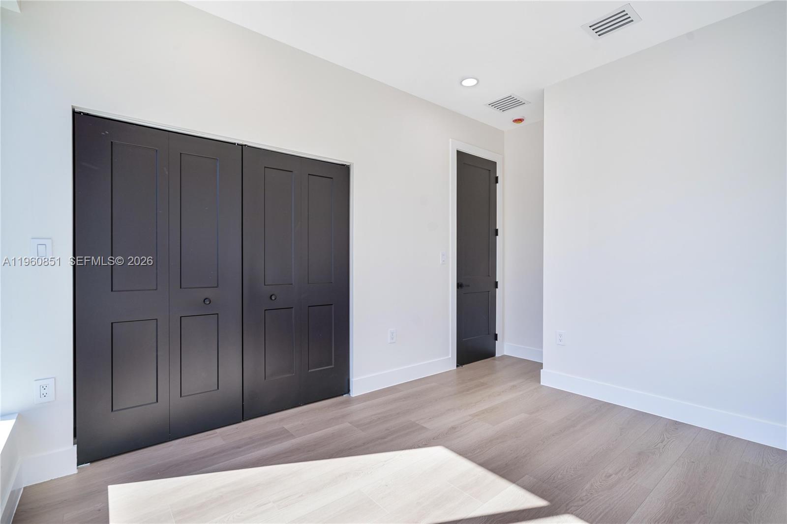   /  4900 кв.футов $ 2026-02-06 0 Фото