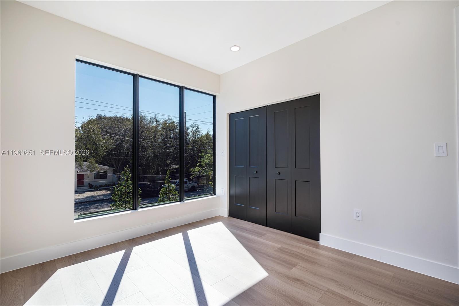   /  4900 кв.футов $ 2026-02-06 0 Фото