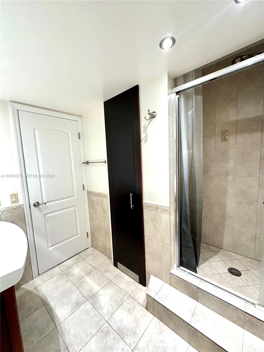 Photo of 1904 Ocean Dr  #701, Hallandale Beach, Florida, 33009 - Second Bathroom