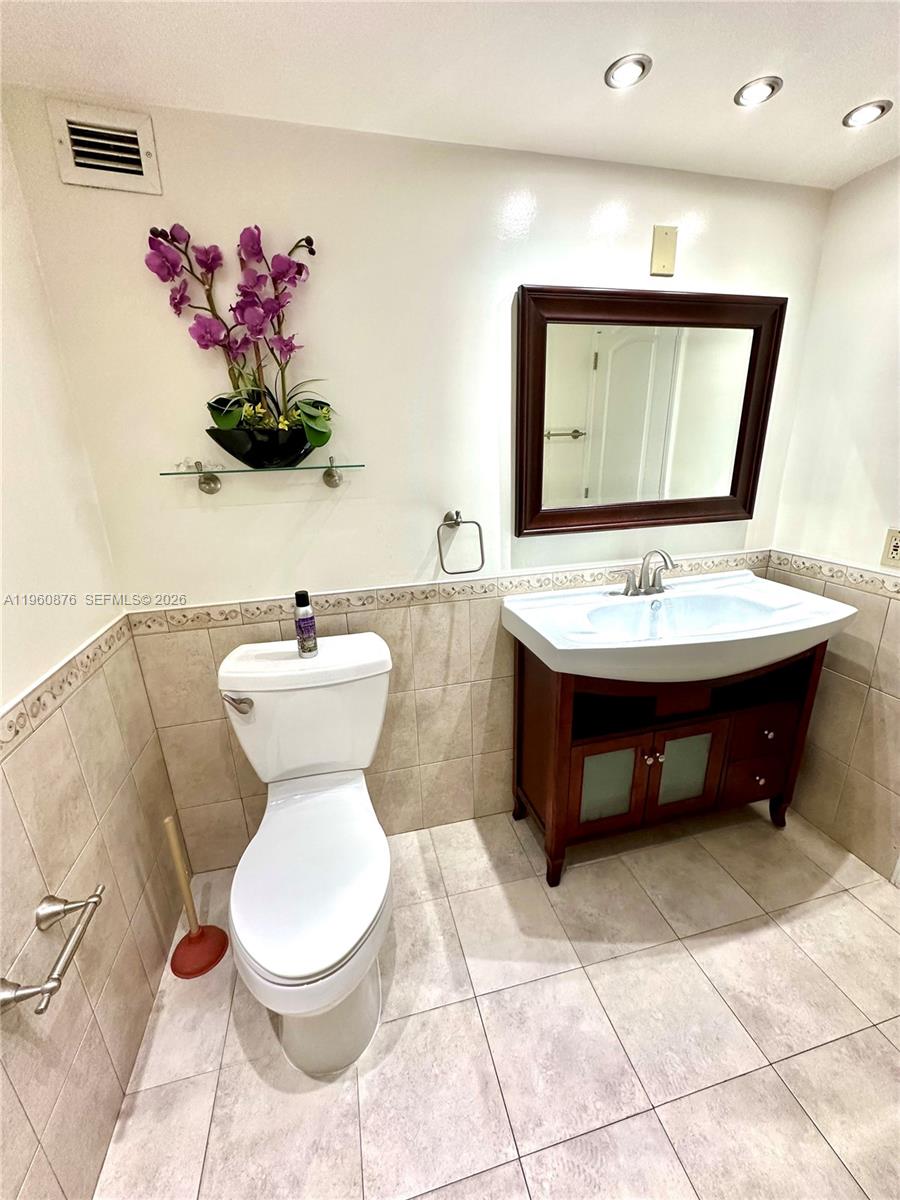 Photo of 1904 Ocean Dr  #701, Hallandale Beach, Florida, 33009 - Second Bathroom