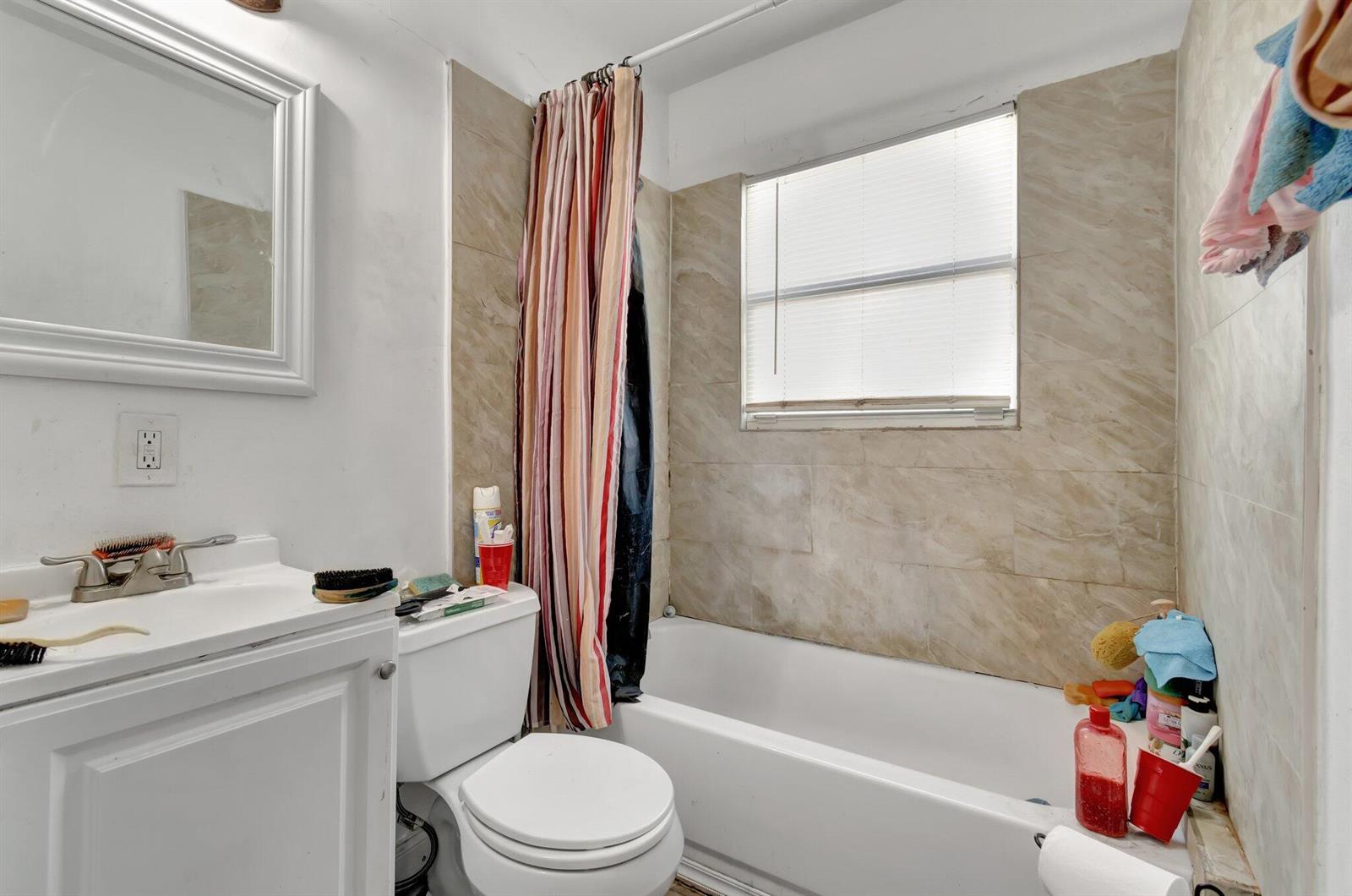 Ver detalles A,b,c / 4 2716 sq. ft. $ 2026-06-21 0 foto