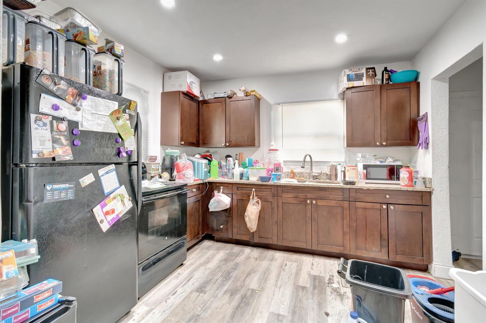 Ver detalles A,b,c / 4 2716 sq. ft. $ 2026-06-21 0 foto
