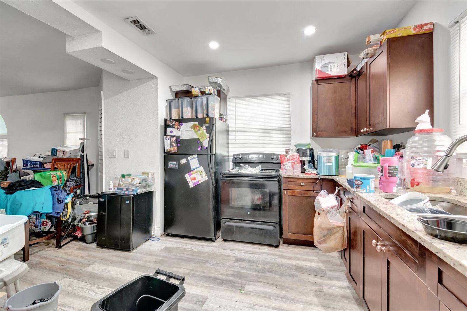 Ver detalles A,b,c / 4 2716 sq. ft. $ 2026-06-21 0 foto