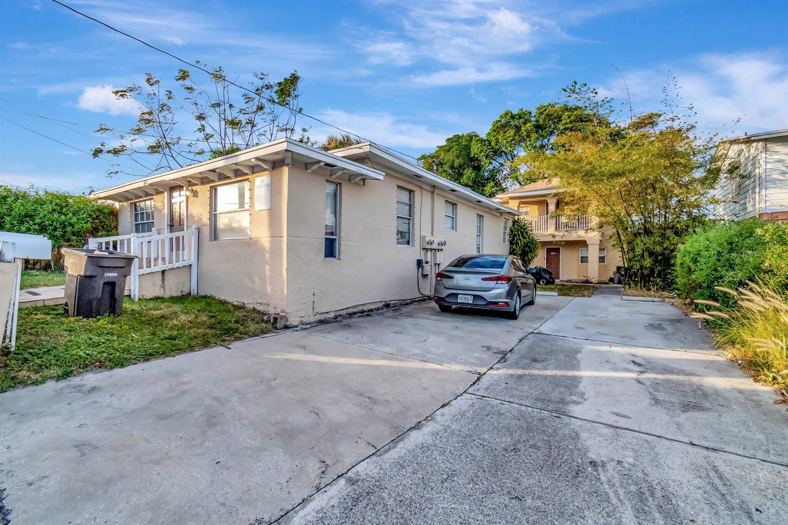 Ver detalles A,b,c / 4 2716 sq. ft. $ 2026-06-21 0 foto