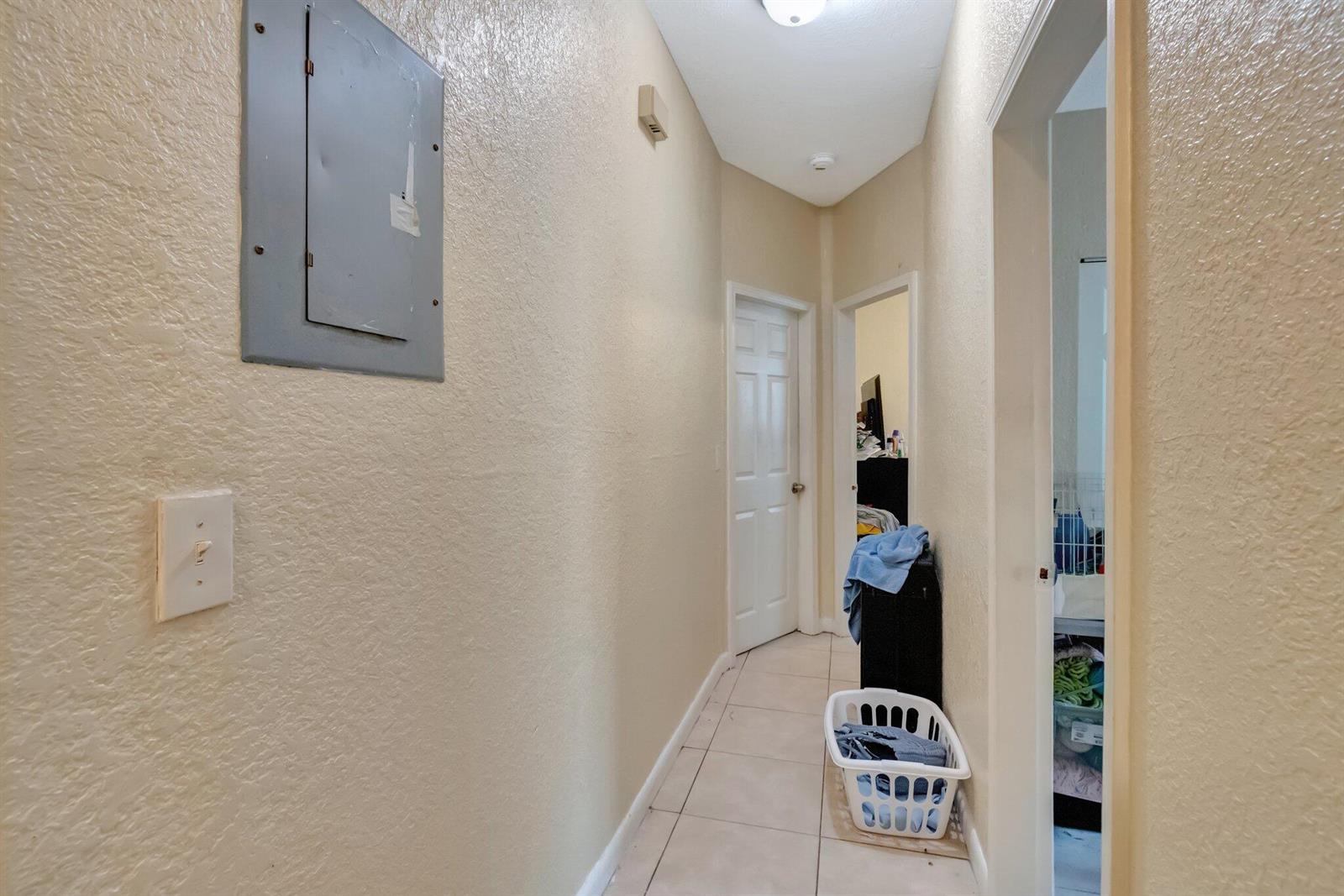 Ver detalles A,b,c / 4 2716 sq. ft. $ 2026-06-21 0 foto