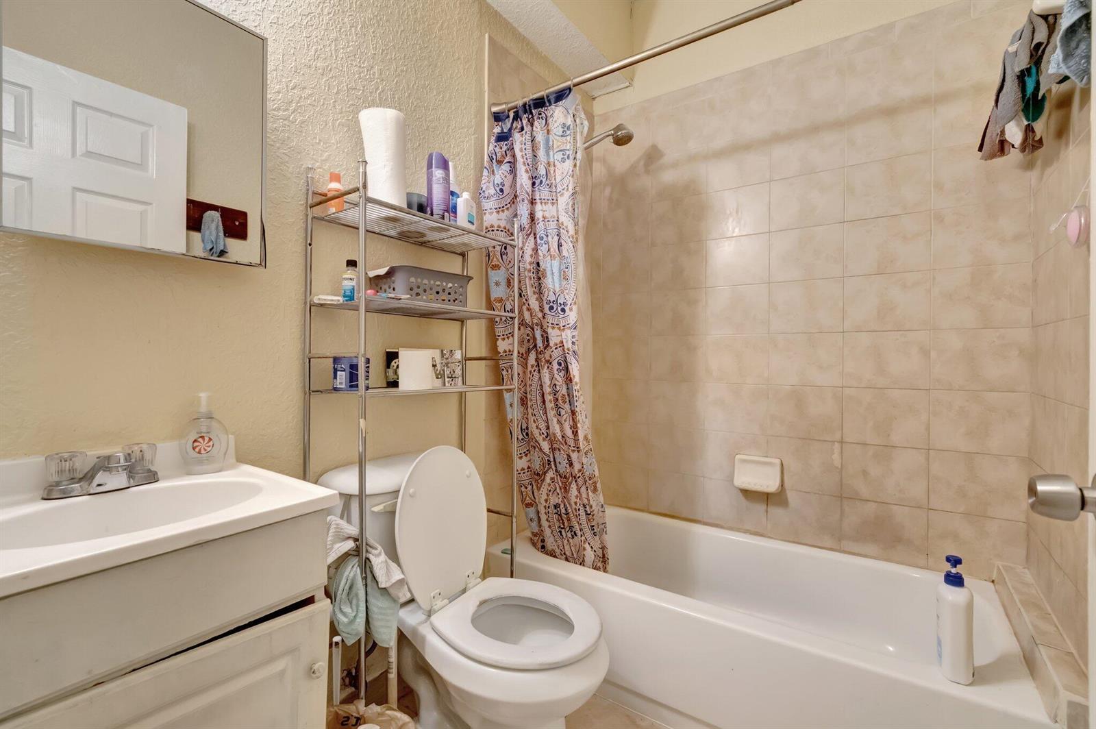 Ver detalles A,b,c / 4 2716 sq. ft. $ 2026-06-21 0 foto