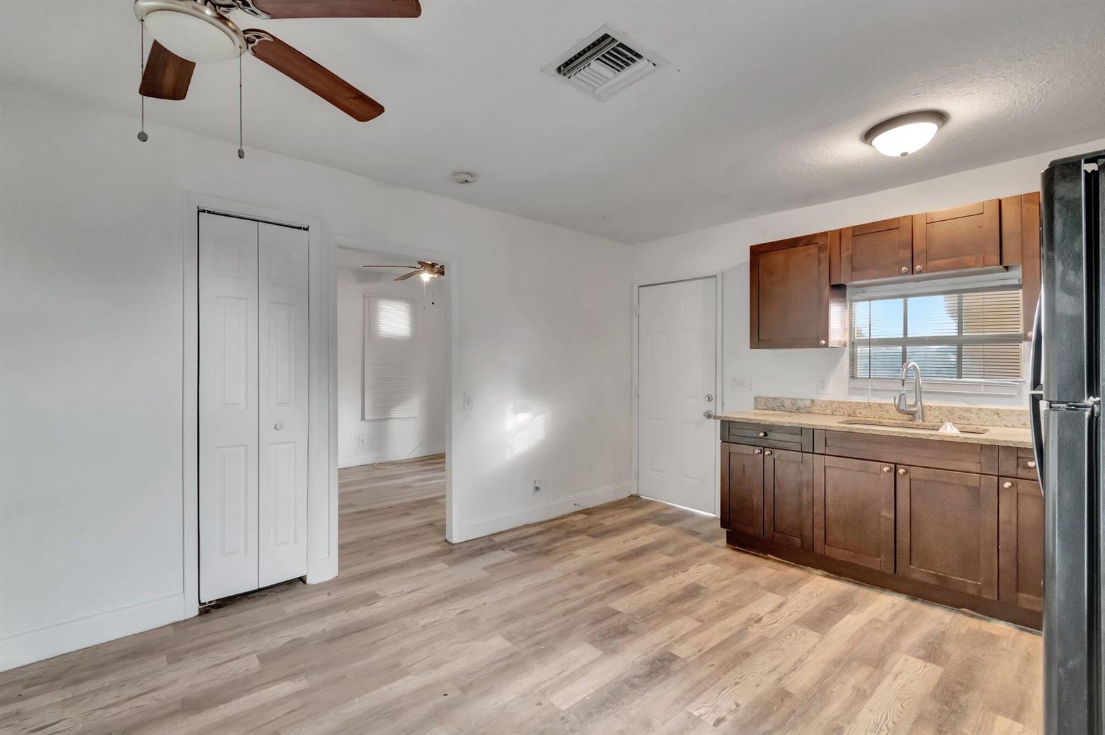 Ver detalles A,b,c / 4 2716 sq. ft. $ 2026-06-21 0 foto
