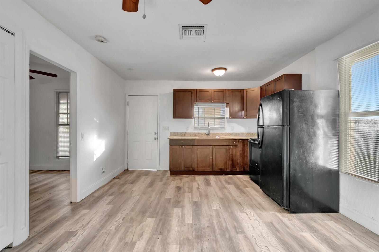 Ver detalles A,b,c / 4 2716 sq. ft. $ 2026-06-21 0 foto