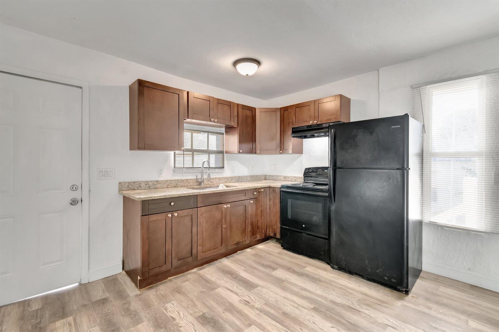 Ver detalles A,b,c / 4 2716 sq. ft. $ 2026-06-21 0 foto