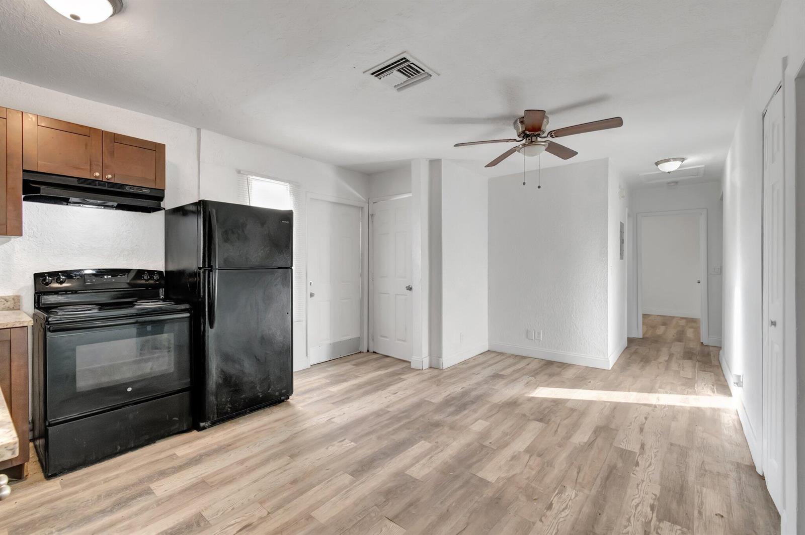 Ver detalles A,b,c / 4 2716 sq. ft. $ 2026-06-21 0 foto