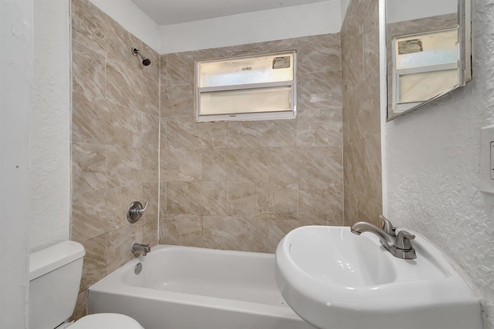 Ver detalles A,b,c / 4 2716 sq. ft. $ 2026-06-21 0 foto