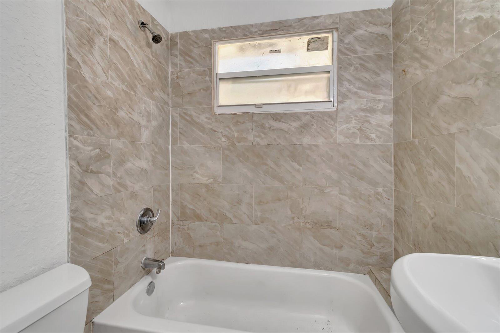 Ver detalles A,b,c / 4 2716 sq. ft. $ 2026-06-21 0 foto