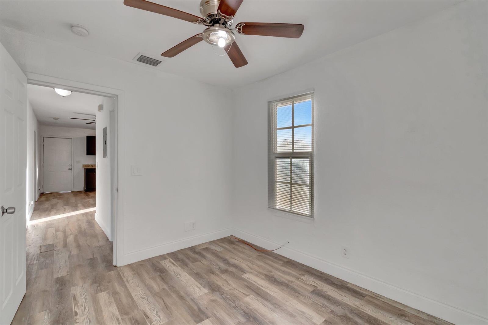 Ver detalles A,b,c / 4 2716 sq. ft. $ 2026-06-21 0 foto