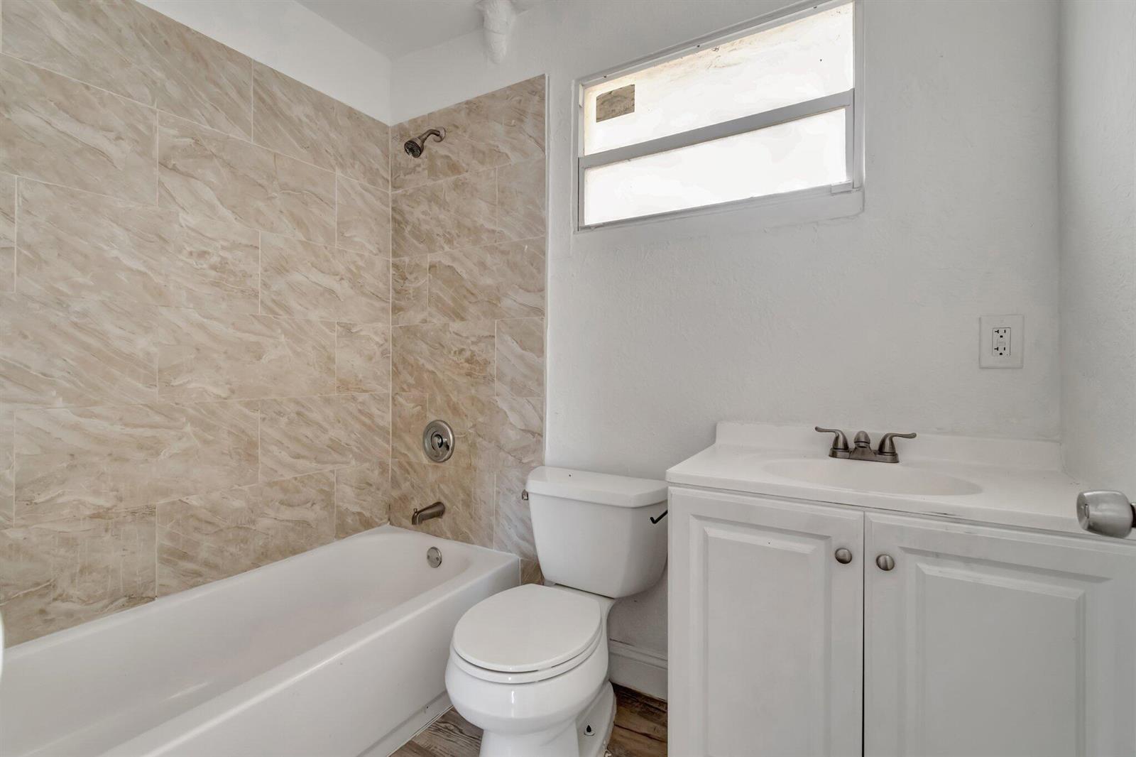 Ver detalles A,b,c / 4 2716 sq. ft. $ 2026-06-21 0 foto