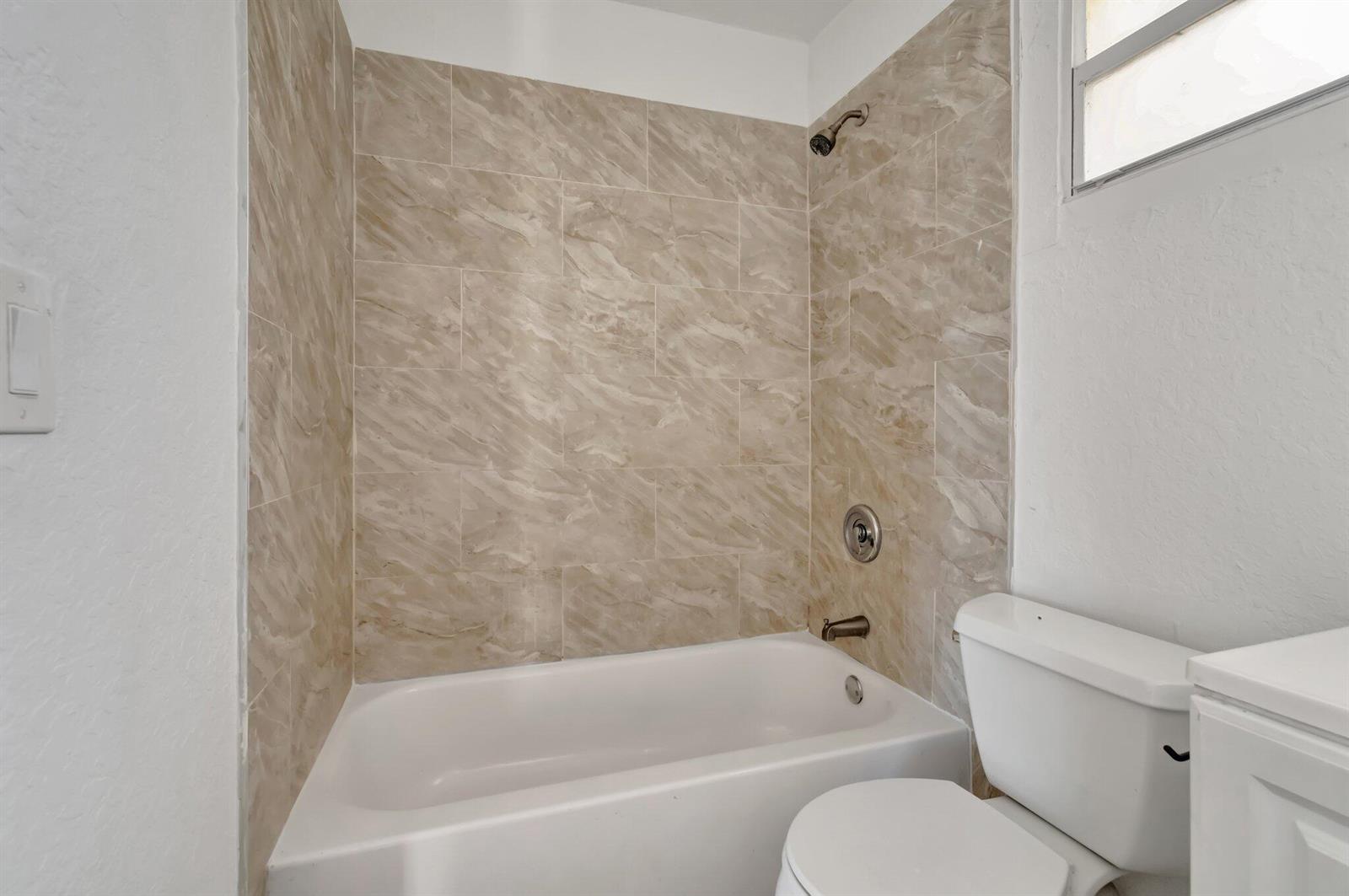 Ver detalles A,b,c / 4 2716 sq. ft. $ 2026-06-21 0 foto