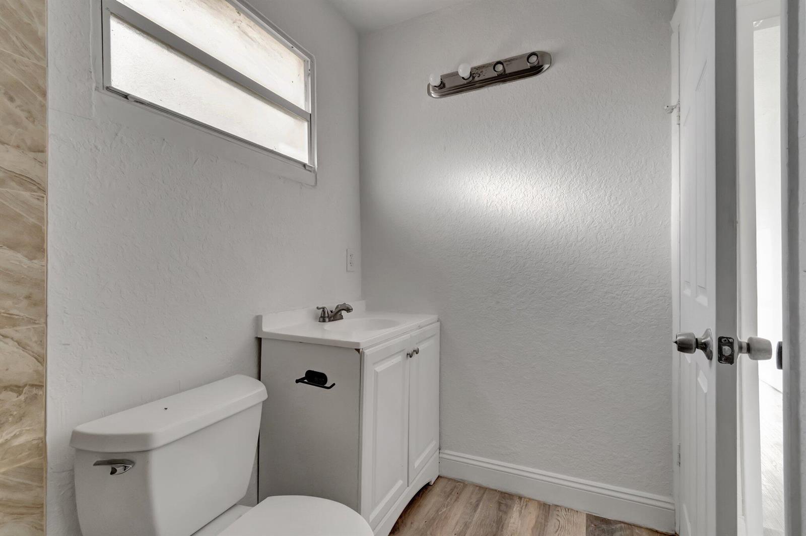 Ver detalles A,b,c / 4 2716 sq. ft. $ 2026-06-21 0 foto