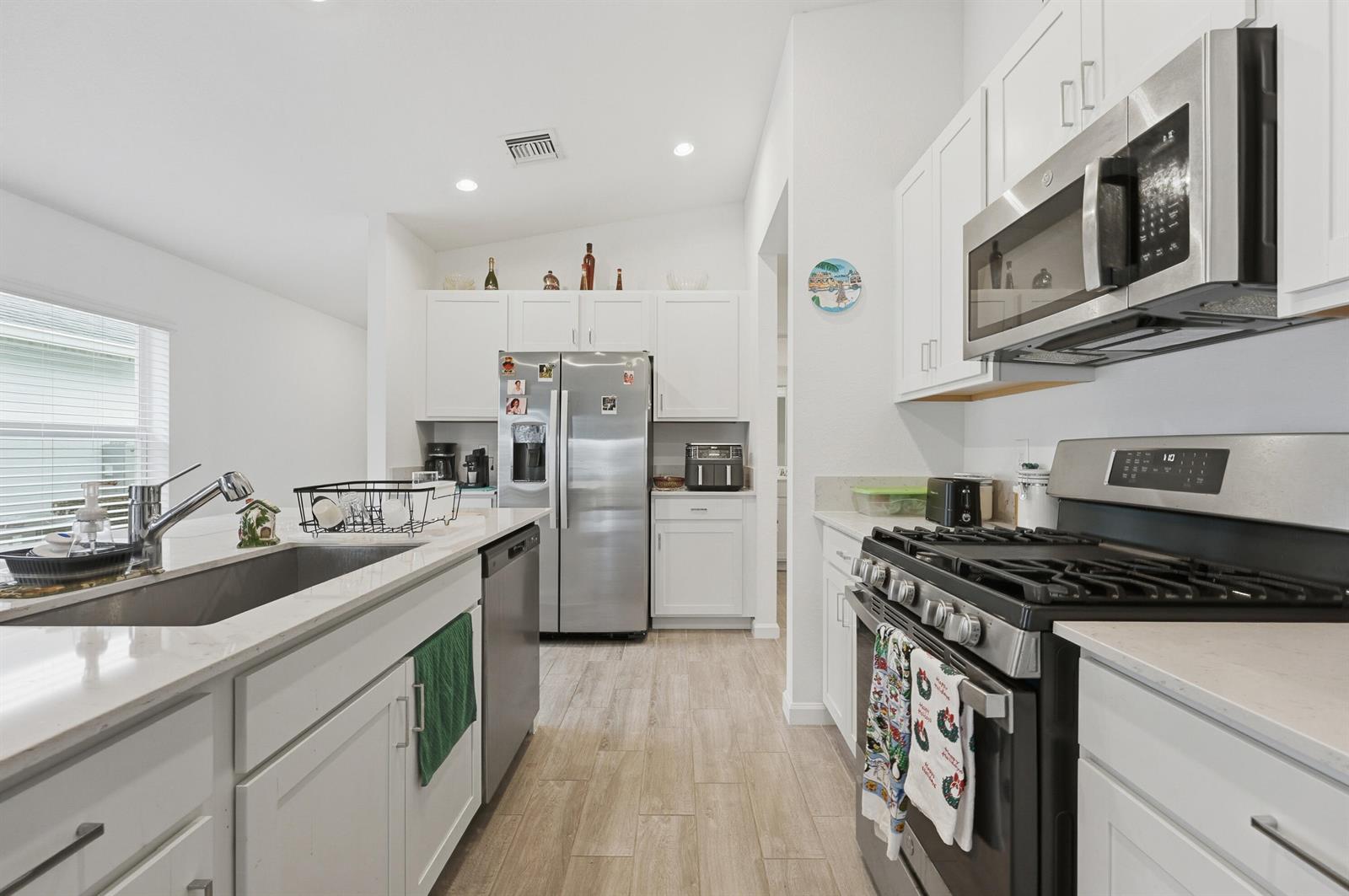 Ver detalles 6381 3 / 2 1451 sq. ft. $ 2026-03-04 0 foto