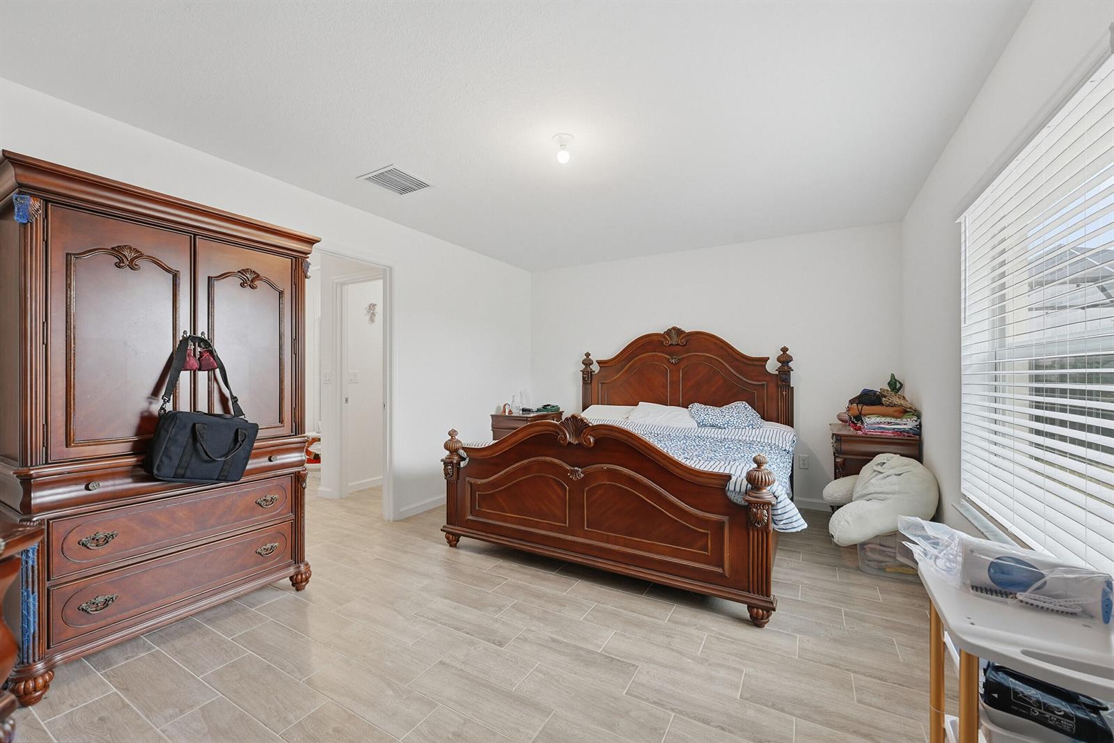 Ver detalles 6381 3 / 2 1451 sq. ft. $ 2026-03-04 0 foto