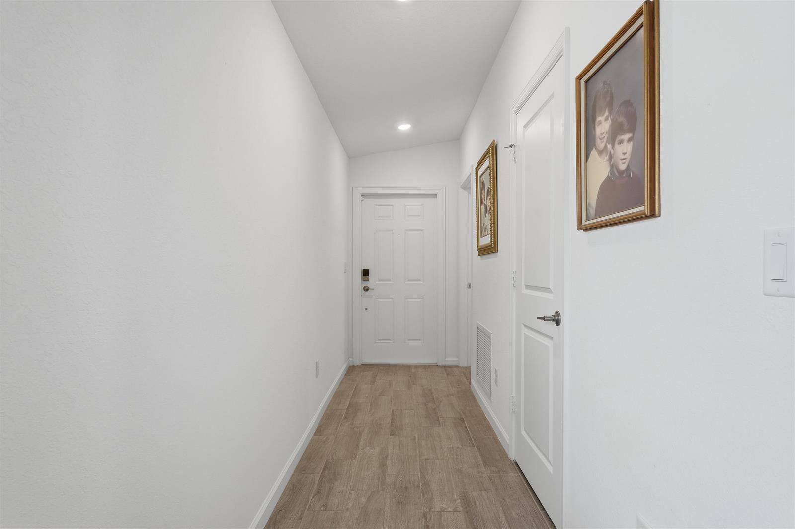 Ver detalles 6381 3 / 2 1451 sq. ft. $ 2026-03-04 0 foto