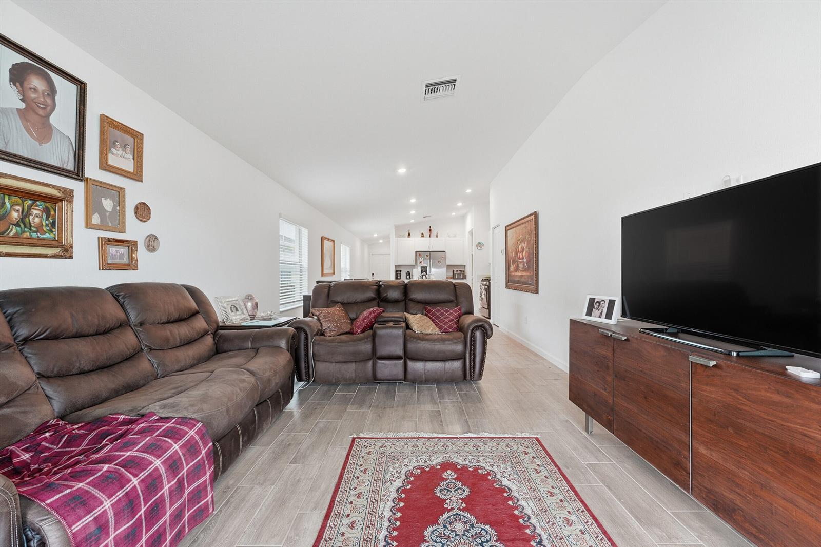 Ver detalles 6381 3 / 2 1451 sq. ft. $ 2026-03-04 0 foto