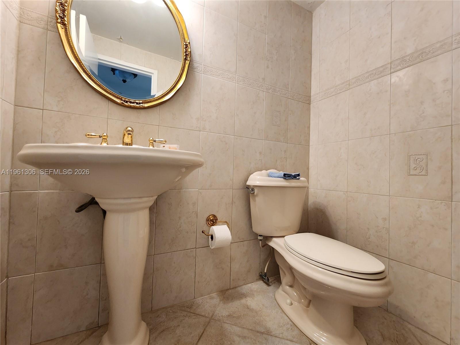 Photo of 3505 Ocean Dr  #1215, Hollywood, Florida, 33019 - Guest-Half Bathroom