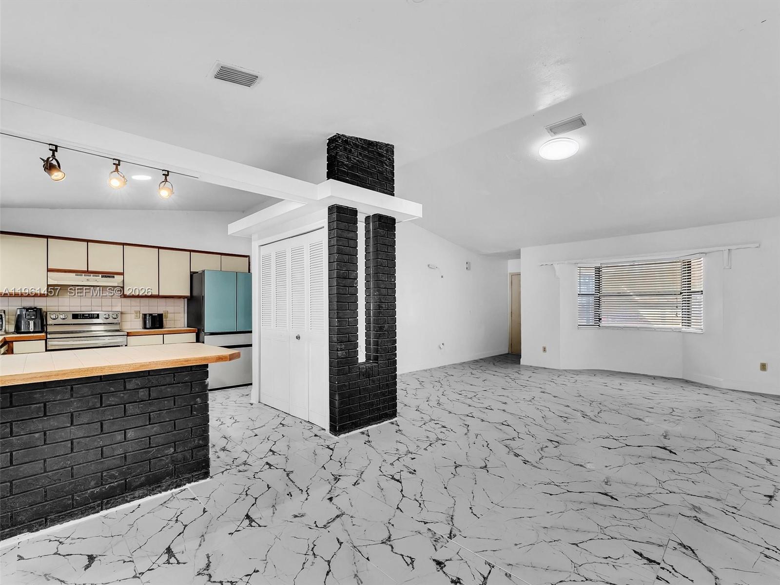 Ver detalles 1819 2 / 2 1174 sq. ft. $ 2026-04-08 0 foto