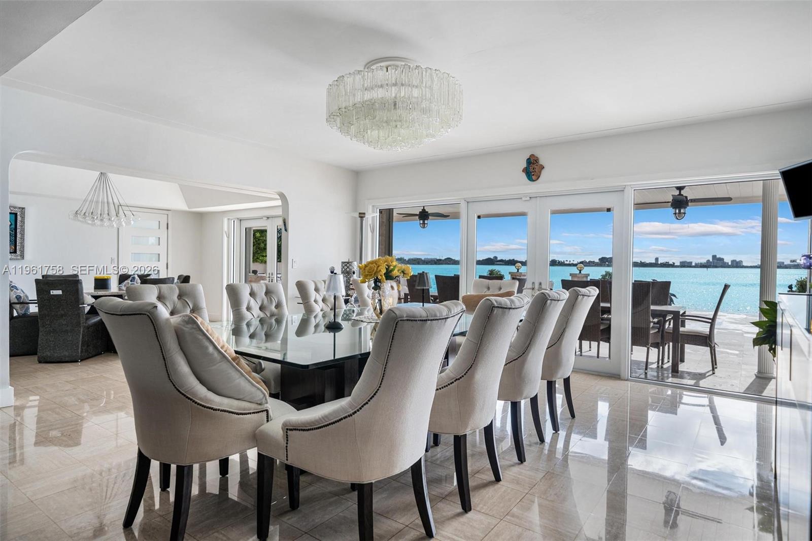   /   кв.футов $ 2026-02-09 0 Фото