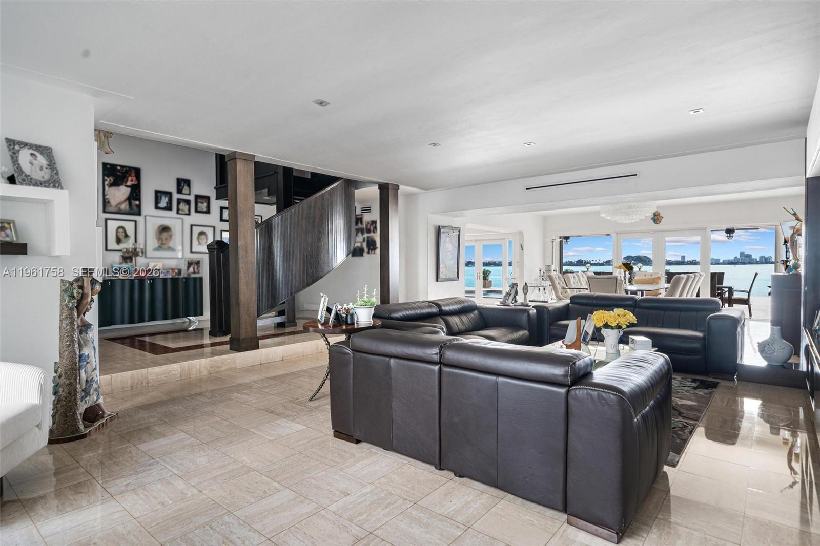   /   кв.футов $ 2026-02-09 0 Фото