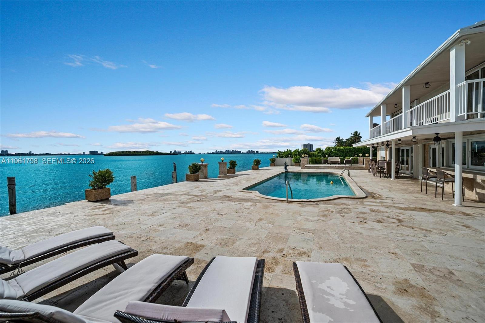   /   кв.футов $ 2026-02-09 0 Фото