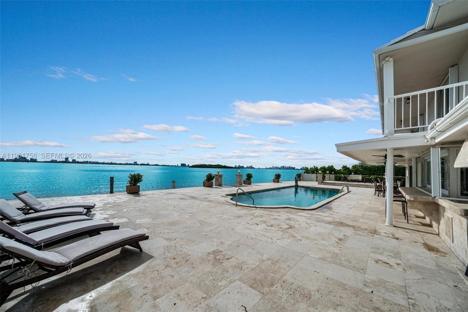   /   кв.футов $ 2026-02-09 0 Фото