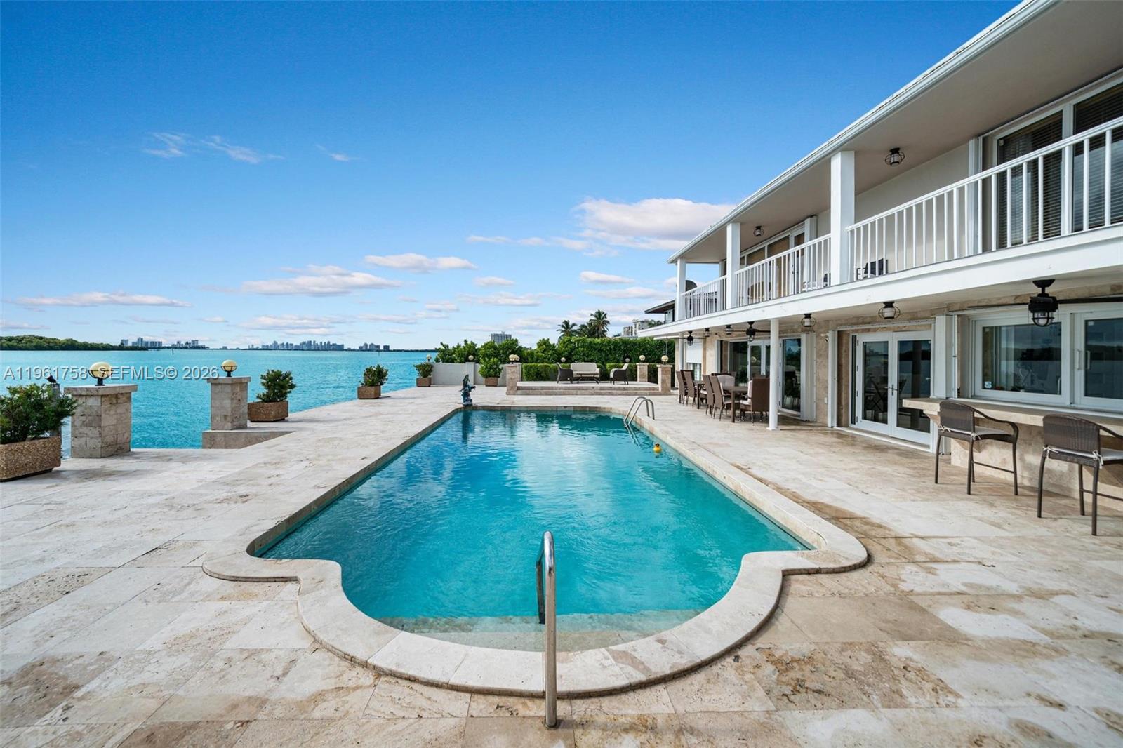   /   кв.футов $ 2026-02-09 0 Фото