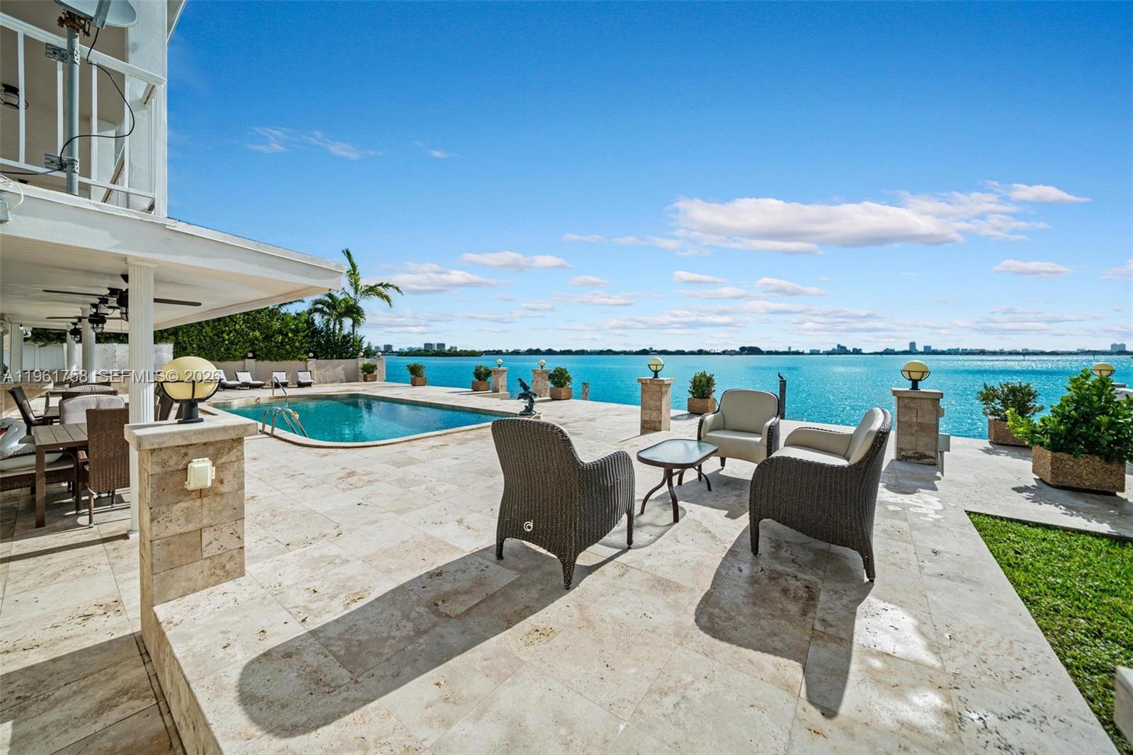   /   кв.футов $ 2026-02-09 0 Фото