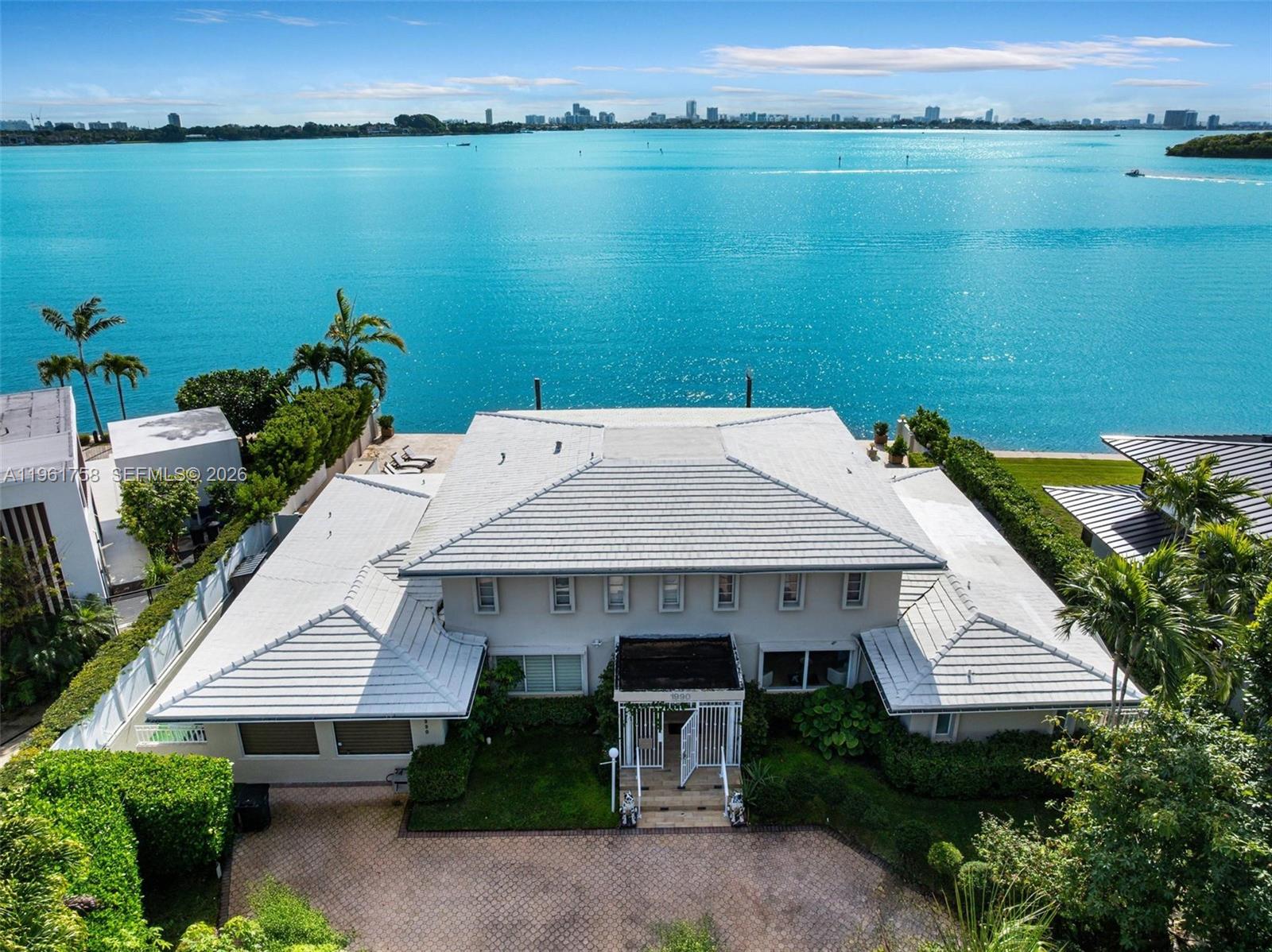   /   кв.футов $ 2026-02-09 0 Фото