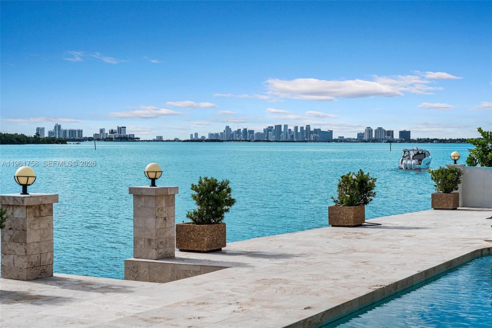   /   кв.футов $ 2026-02-09 0 Фото