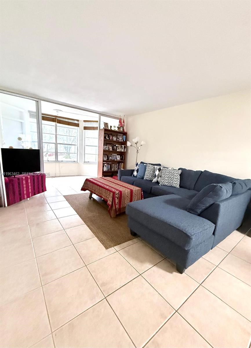 C114 1 / 2 898 sq. ft. $ 2026-06-17 0 foto