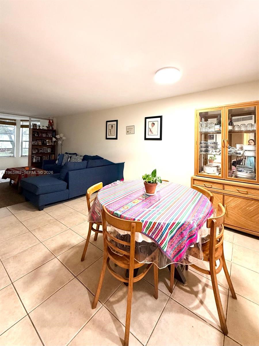 C114 1 / 2 898 sq. ft. $ 2026-06-17 0 foto