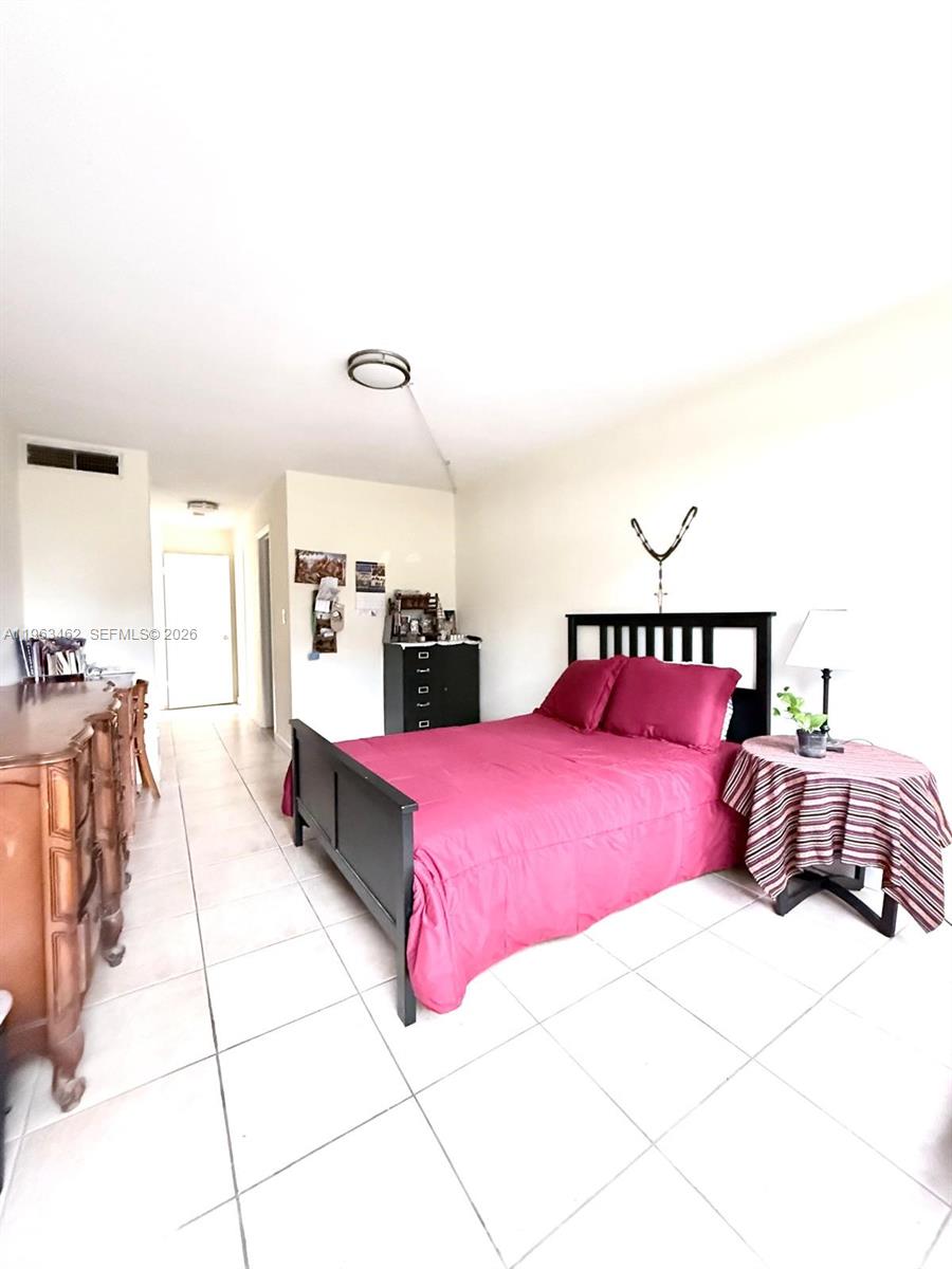 C114 1 / 2 898 sq. ft. $ 2026-06-17 0 foto