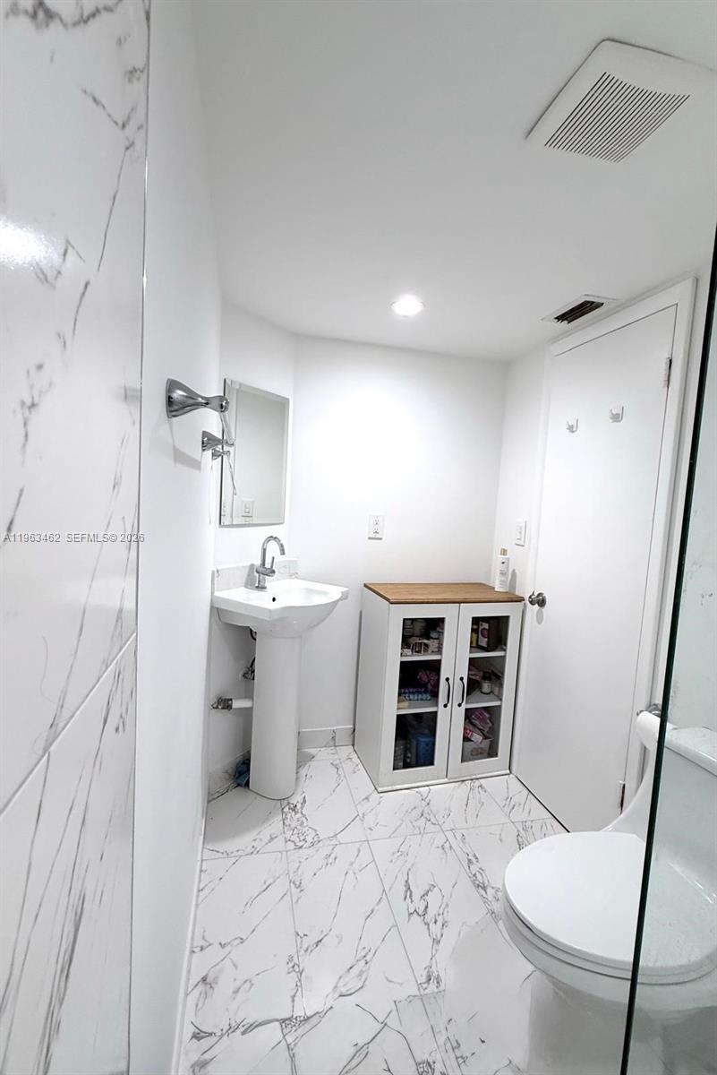 C114 1 / 2 898 sq. ft. $ 2026-06-17 0 foto