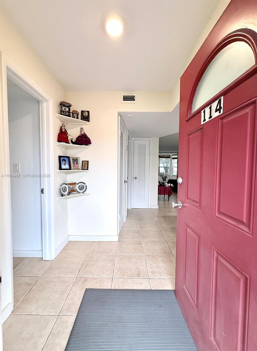 C114 1 / 2 898 sq. ft. $ 2026-06-17 0 foto