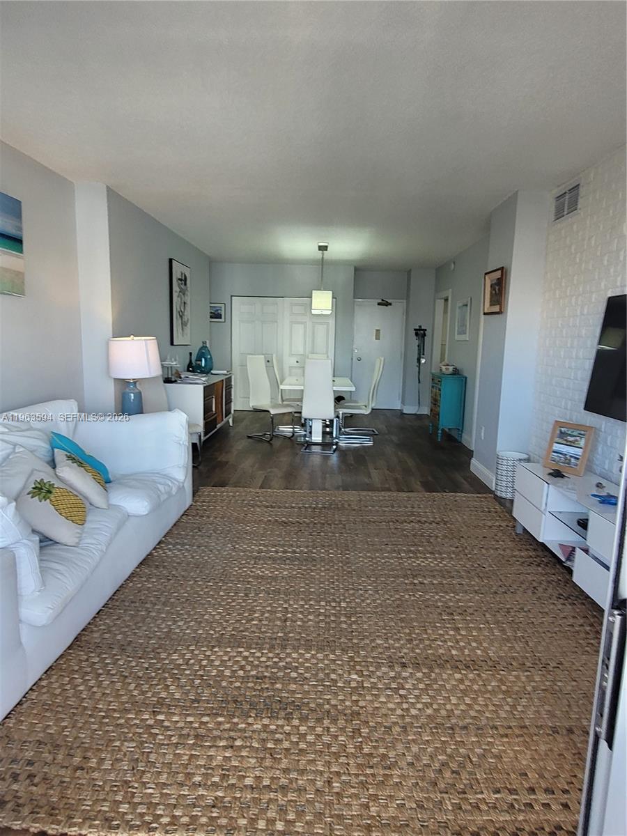 See details 15M 1 / 2 870 sq. ft. $ 2026-02-11 0 Photo