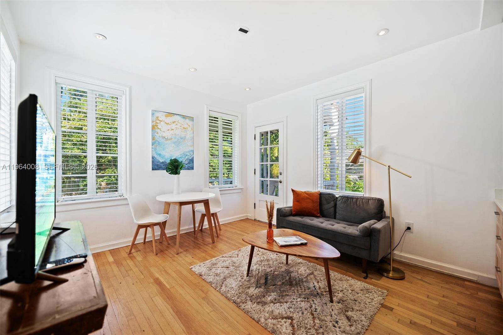   /   кв.футов $ 2026-02-11 0 Фото