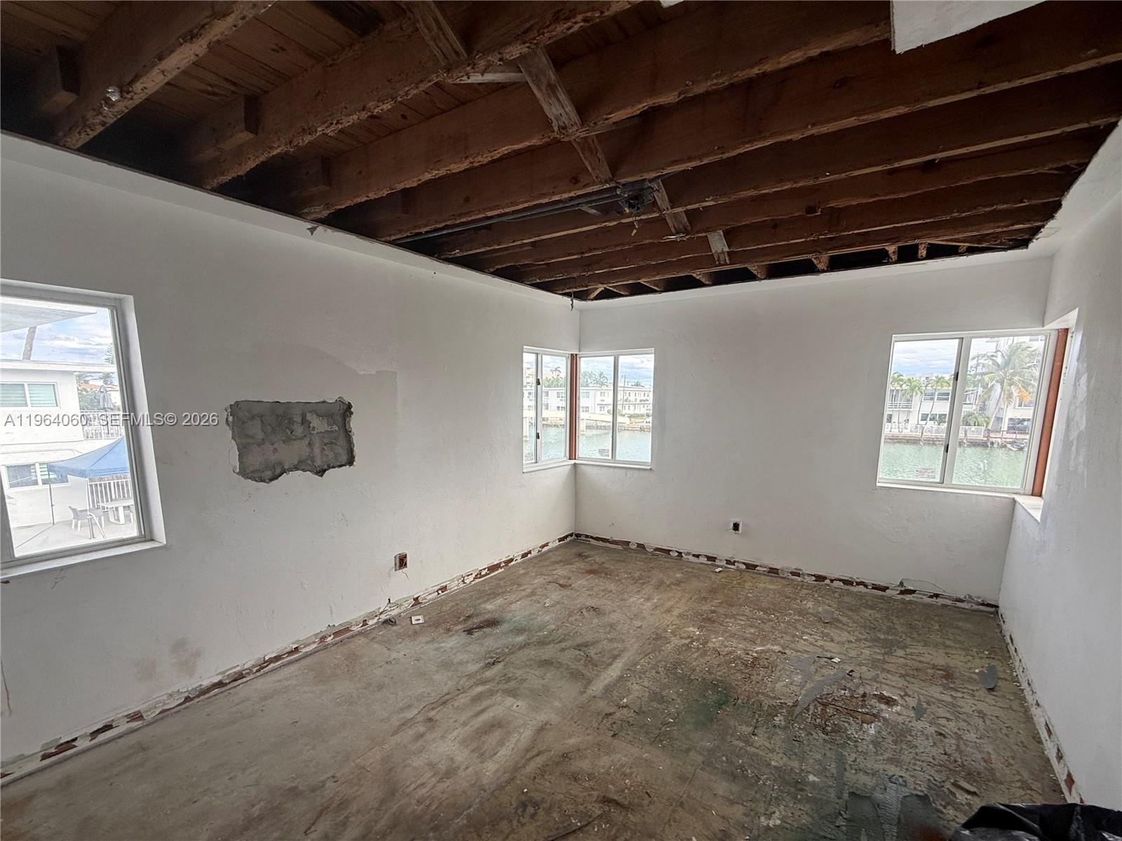   /   кв.футов $ 2026-02-12 0 Фото