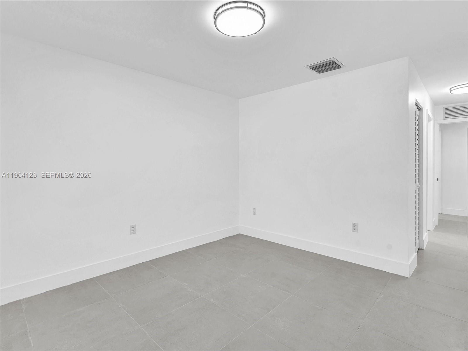   /   кв.футов $ 2026-02-12 0 Фото