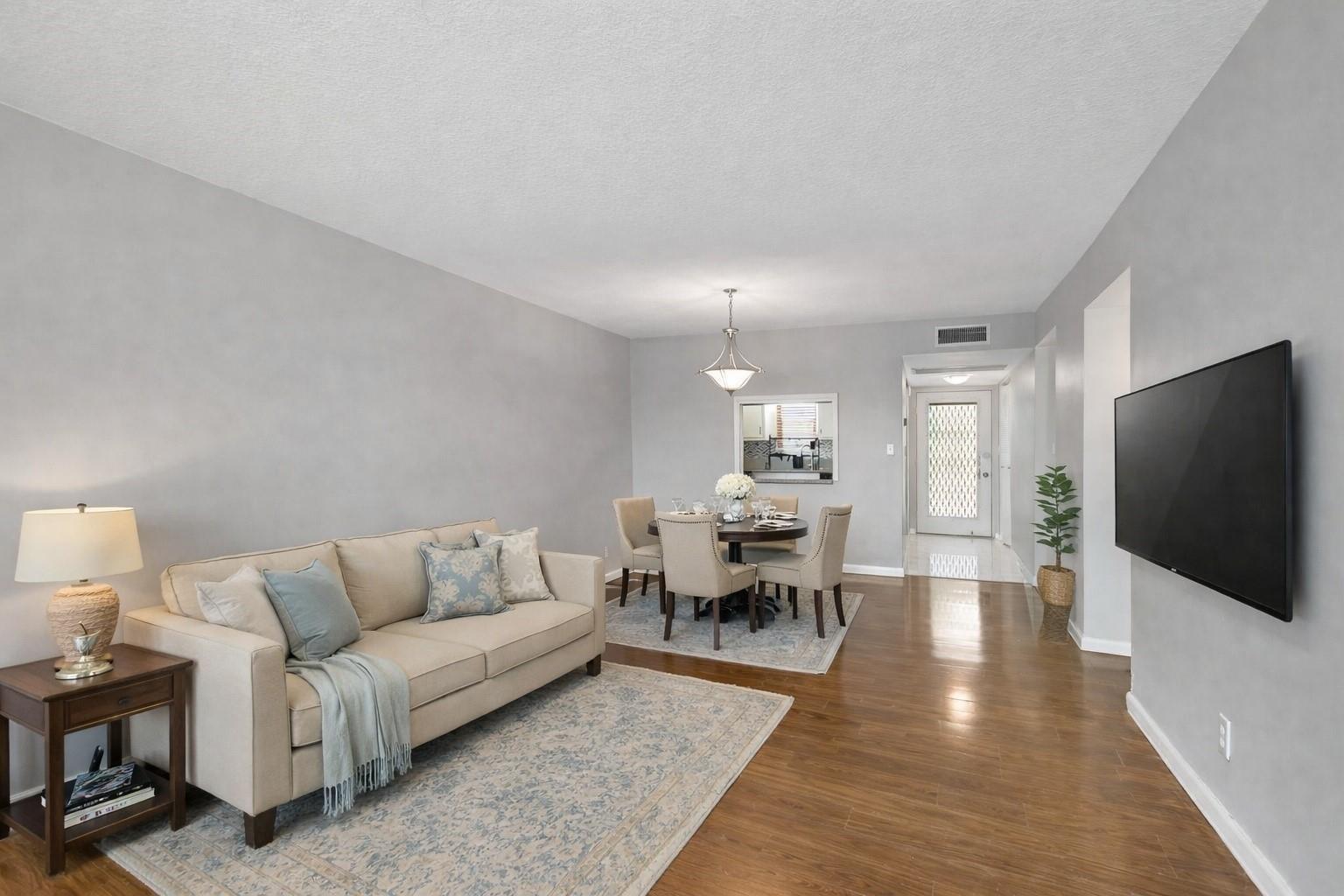 Ver detalles 303 2 / 2 979 sq. ft. $ 2026-06-21 0 foto