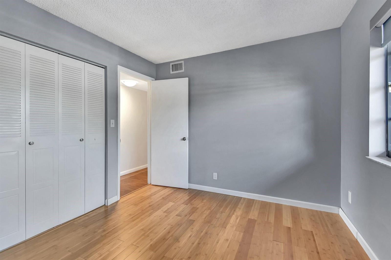 Ver detalles 303 2 / 2 979 sq. ft. $ 2026-06-21 0 foto