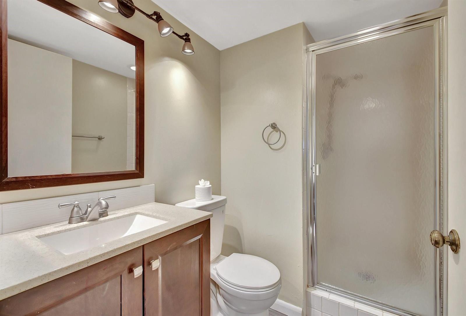 Ver detalles 303 2 / 2 979 sq. ft. $ 2026-06-21 0 foto