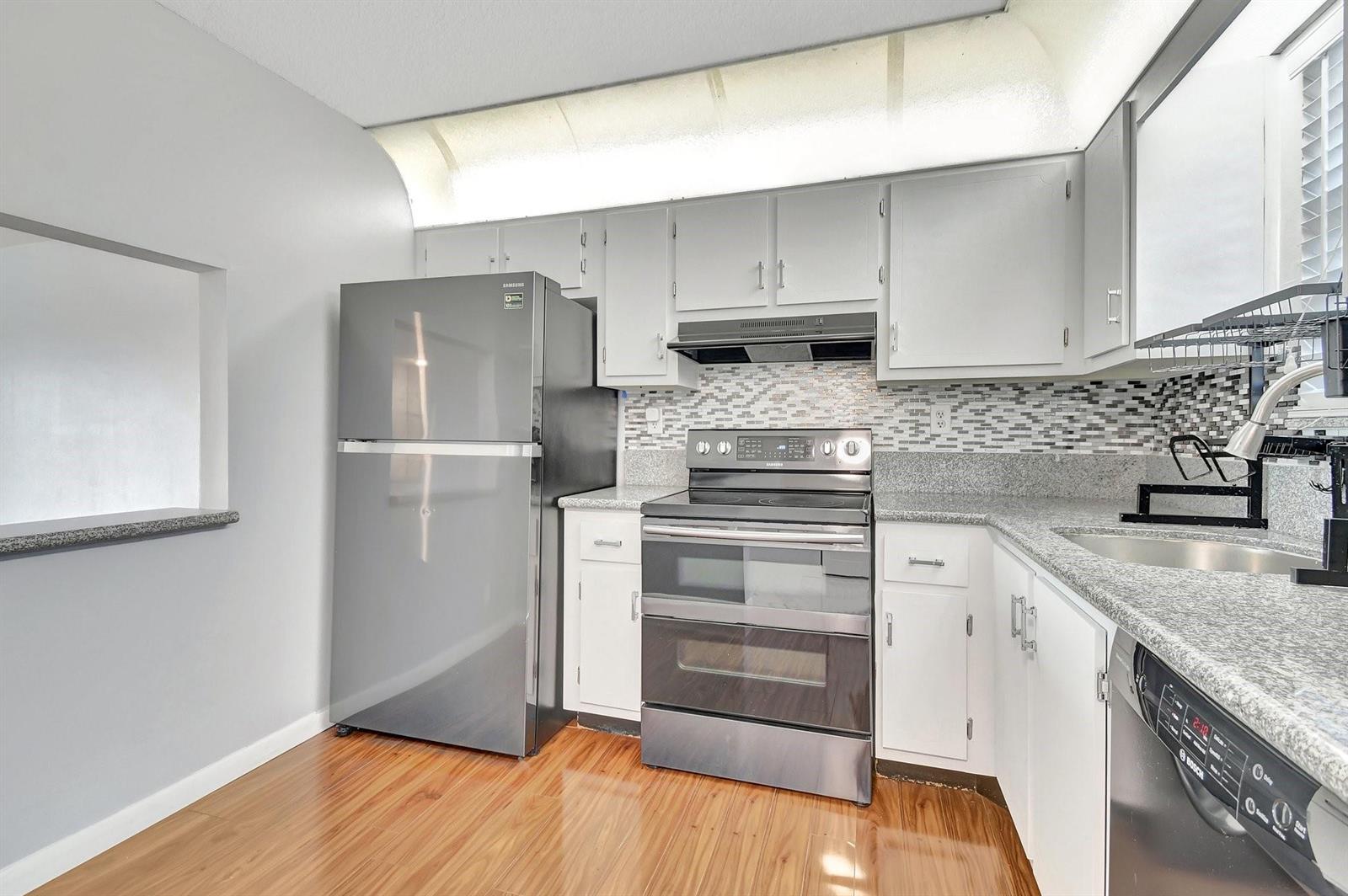 Ver detalles 303 2 / 2 979 sq. ft. $ 2026-06-21 0 foto