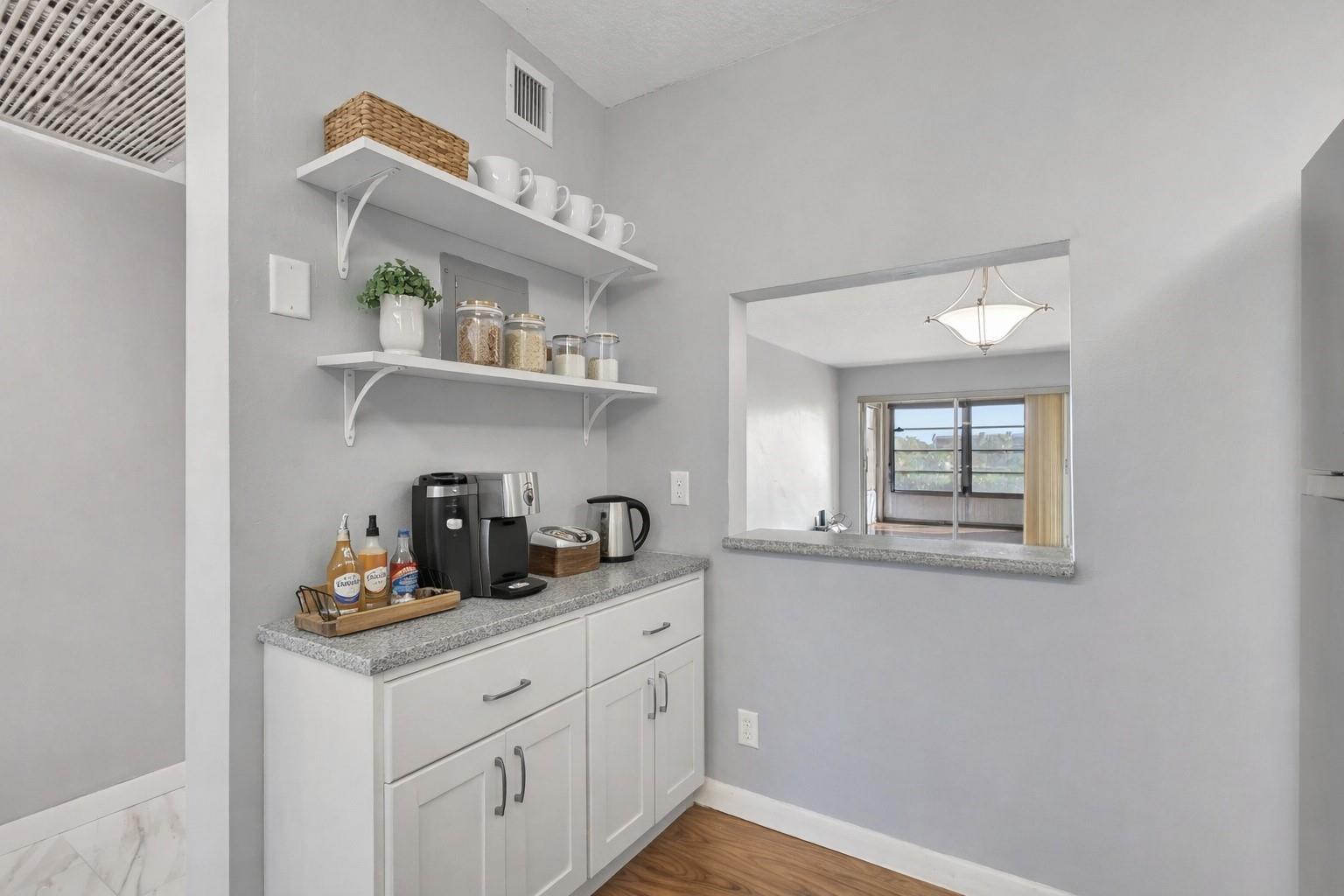 Ver detalles 303 2 / 2 979 sq. ft. $ 2026-06-21 0 foto