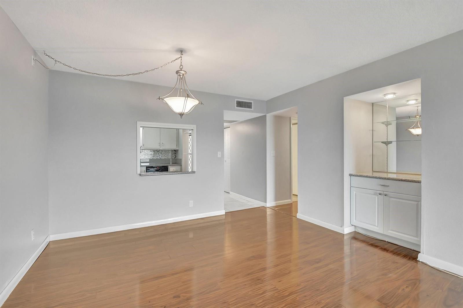 Ver detalles 303 2 / 2 979 sq. ft. $ 2026-06-21 0 foto